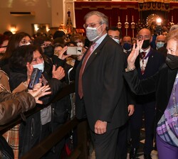 Doña Sofía recibe el saludo de los fieles que se han acercado a realizar el besapié a la imagen de Nuestro Padre Jesús Nazareno, “Cristo de Medi