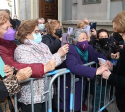 Fuera de la Basílica, Doña Sofía conversa con los fieles que esperan su turno para el besapié a la imagen de Nuestro Padre Jesús Nazareno, “Cris