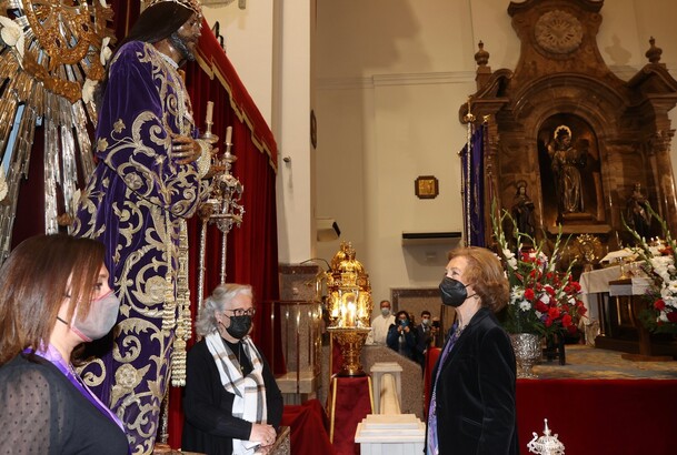 Doña Sofía, ante la imagen de Nuestro Padre Jesús Nazareno "Cristo de Medinaceli", en un momento de recogimiento