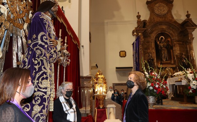 Doña Sofía, ante la imagen de Nuestro Padre Jesús Nazareno "Cristo de Medinaceli", en un momento de recogimiento