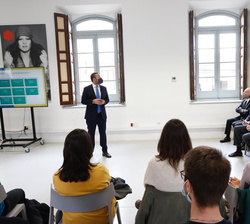 Sus Majestades los Reyes durante las explicaciones del taller "Elige futuro, elige FP Dual"