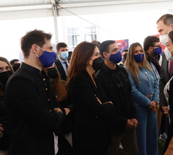 Don Felipe y Doña Letizia conversan con los participantes en el "Reto emprendedor"