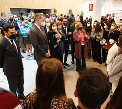 Sus Majestades los Reyes mantienen un breve encuentro con los asistentes