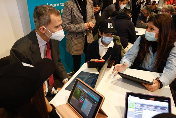Don Felipe acompañado del presidente de la Junta de Andalucia participa en el taller "Let's Code: aprender a programar en edades tempranas&qu