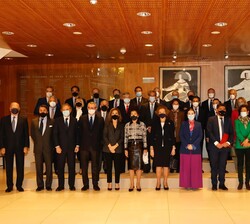 Su Majestad la Reina Doña Sofía con los asistentes a la reunión del Patronato de la Escuela Superior de Música Reina Sofía
