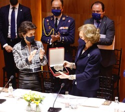 Doña Sofía tras recebir la Medalla de Honor de la Escuela