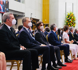 Su Majestad el Rey junto al resto de autoridades y representantes durante el transcurso de la Ceremonia del Mando Presidencial