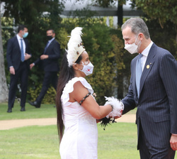 Su Majestad el Rey es recibido a su llegada a la Residencia Presidencial por la coordinadora de las Ceremonias de la Transmisión de Mando Presidencial