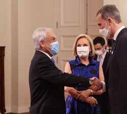 Don Felipe recibe el saludo del Presidente de la República de Chile, Sebastián Piñera, antes del inicio del almuerzo
