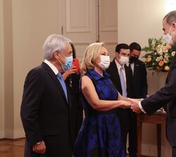 Su Majestad el Rey es saludado por la primera dama de la República de Chile, Cecilia Morel