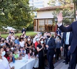 Don Felipe recibe el cariño de las personas congregadas a su llegada al Estadio Español de Las Condes