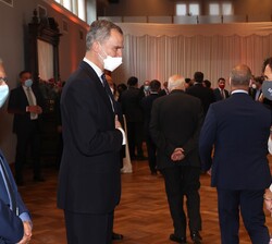 El Rey recibe el saludo de una representante de la colectividad española asistente al encuentro