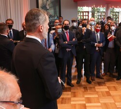 Don Felipe pronuncia unas palabras a la colectividad española