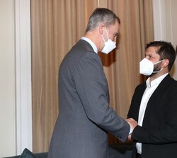Don Felipe recibe el saludo del Presidente electo, Gabriel Boric, antes del encuentro que mantuvieron