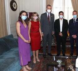 Su Majestad el Rey y el Presidente electo, Gabriel Boric, acompañados por las delegaciones española y chilena asistentes al encuentro mantenido entre 