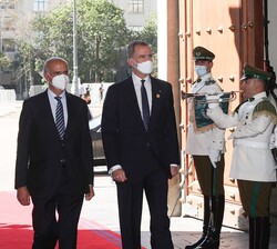 Su Majestad el Rey acompañado por el director general de Ceremonial y Protocolo de la República de Chile, José Jaliliye, a su llegada al Palacio de La