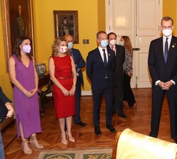 El Presidente de la República de Chile, Sebastián Piñera, conversa con Su Majestad el Rey y con los miembros de las delegaciones española y chilena