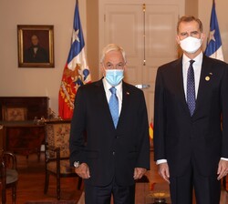Don Felipe y el Presidente de la República de Chile, Sebastián Piñera, antes del encuentro mantenido en el Palacio de La Moneda
