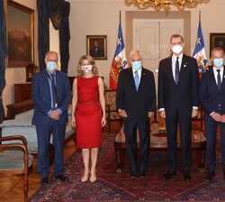 Su Majestad el Rey y el Presidente de la República de Chile, Sebastián Piñera, acompañados por las delegaciones española y chilena asistentes al encue