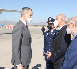 Don Felipe es recibido por el embajador de España en la República de Chile; el director general de Ceremonial y Protocolo de la República de Chile y e