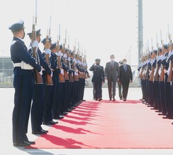 Su Majestad el Rey a su paso por el cordón de Honor 
