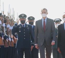 Don Felipe pasa revista al cordón de Honor tras su llegada al Aeropuerto Internacional “Comodoro Arturo Merino Benítez”