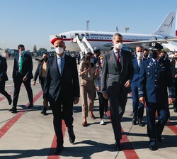 Su Majestad el Rey acompañado por las autoridades que le recibieron en el Aeropuerto Internacional “Comodoro Arturo Merino Benítez”