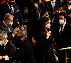 Doña Letizia recibe un caluroso recibimiento al entrar en la Sala Sinfónica