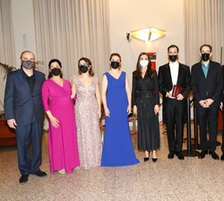 Fotografía de grupo de Su Majestad la Reina con los solistas y directores que han interpretado el concierto