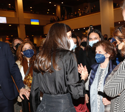 Doña Letizia a su salida saluda a los asistentes al concierto