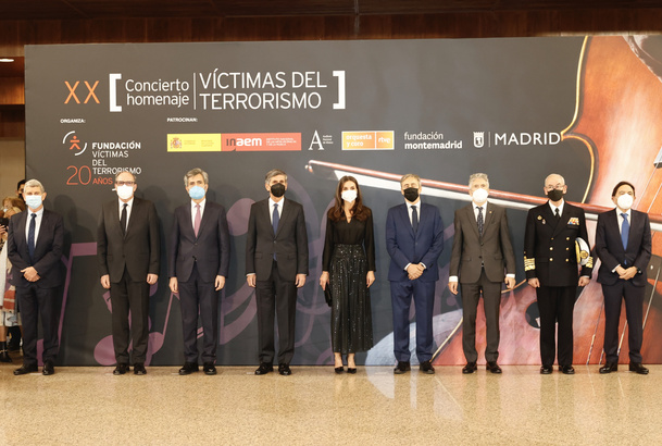 Fotografía de grupo de Su Majestad la Reina con las autoridades asistentes