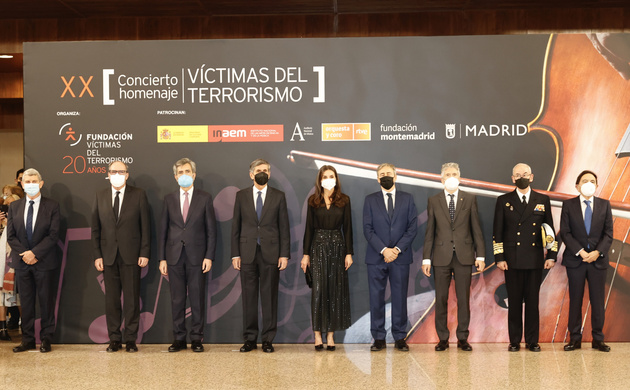 Fotografía de grupo de Su Majestad la Reina con las autoridades asistentes