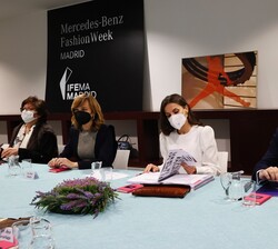 Su Majestad la Reina al inicio de la reunión