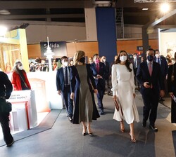 Su Majestad la Reina al inicio de su recorrido por los stands
