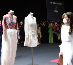 Doña Letizia contempla unos modelos expuestos en un stand