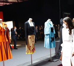 Durante su recorrido, Doña Letizia observa los modelos expuestos