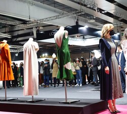 Su Majestad la Reina junto a las autoridades que le acompañan durante la toma de unas imágenes por parte de los medios asistentes