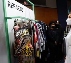 Su Majestad la Reina observa los modelos expuestos de jóvenes creadores