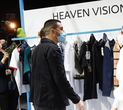 Jóvenes diseñadores explican a Doña Letizia los modelos que presentan en esta edición de Mercedes Benz Fashion Week Madrid