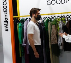 Doña Letizia se interesa por el trabajo de los diseñadores
