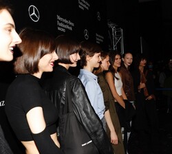 Su Majestad la Reina conversa con las modelos que van a participar en la Mercedes Benz Fashion Week Madrid