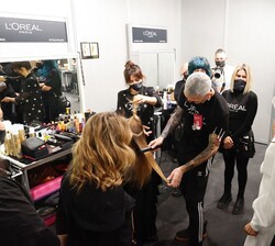 Doña Letizia visita la zona del Salón de peluquería y maquillaje