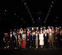 Su Majestad la Reina junto a los miembros del Comité de Moda y Diseñadores