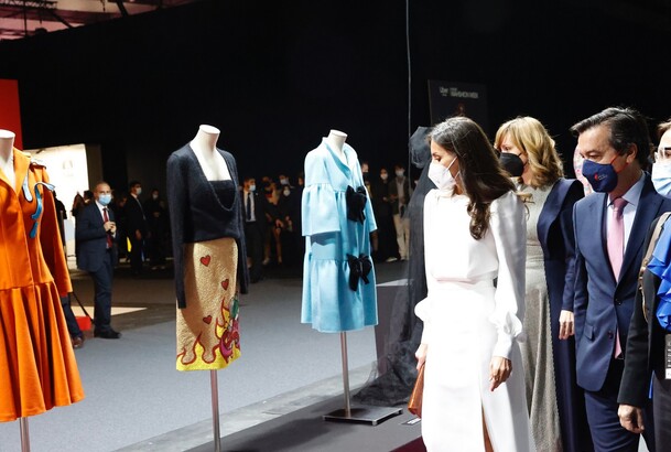 Durante su recorrido, Doña Letizia observa los modelos expuestos