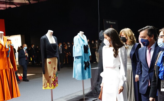 Durante su recorrido, Doña Letizia observa los modelos expuestos