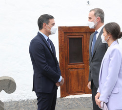 Sus Majestades los Reyes fueron recibidos a su llegada por el presidente del Gobierno, Pedro Sánchez