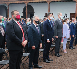 Sus Majestades los Reyes junto al resto de autoridades y personalidades durante la interpretación del Himno Nacional