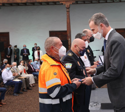 Su Majestad el Rey durante la imposición de condecoraciones al Mérito de la Protección Civil