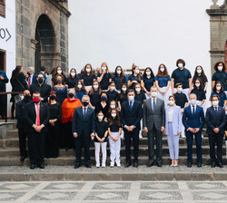 Sus Majestades los Reyes junto al resto de autoridades con los profesores, alumnos y participantes en el acto