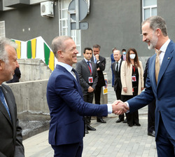 Su Majestad el Rey recibe el saludo del presidente del Senado, Ander Gil